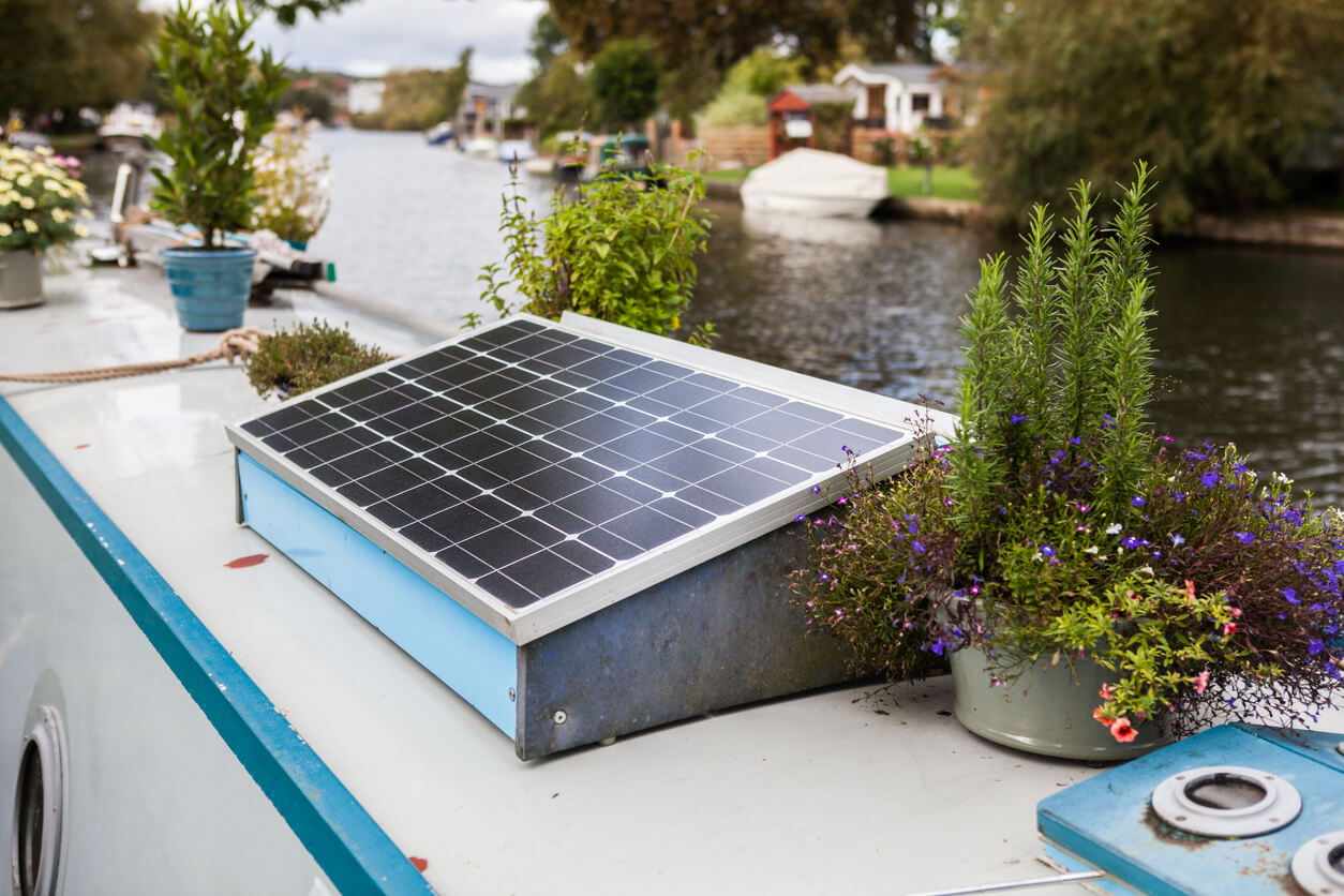 A guide to narrowboat solar panels (with installation tips)